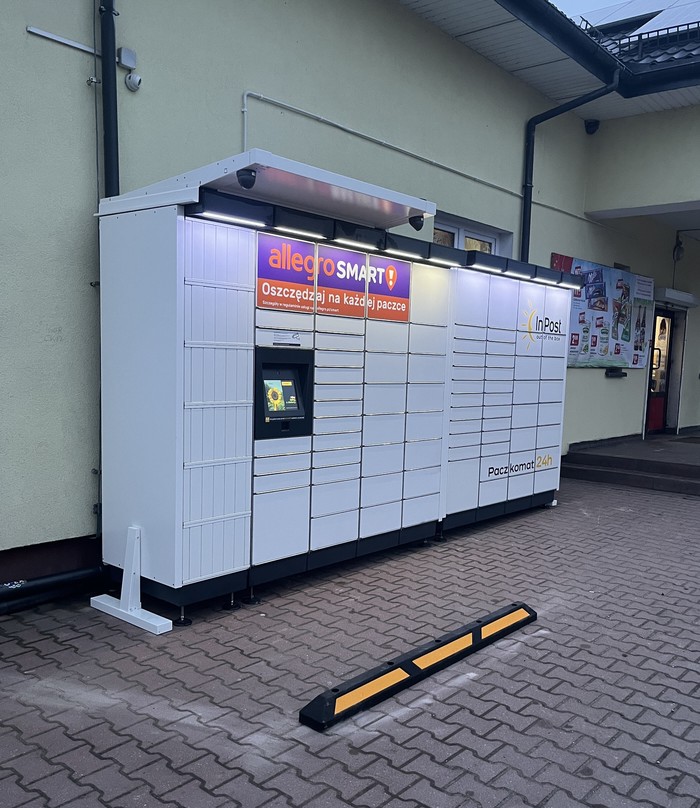 Paczkomat CZOS01M parking przed sklepem