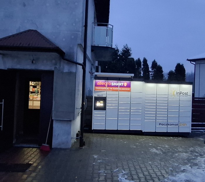 Paczkomat CZPY01M Parking przed sklepem