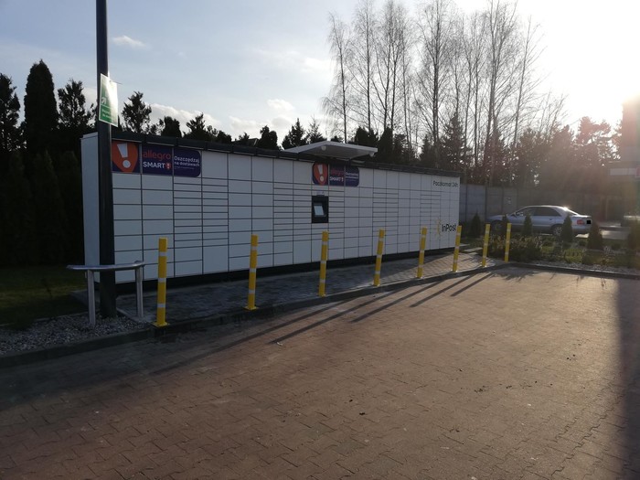 Paczkomat CZR01M na parkingu Lidla
