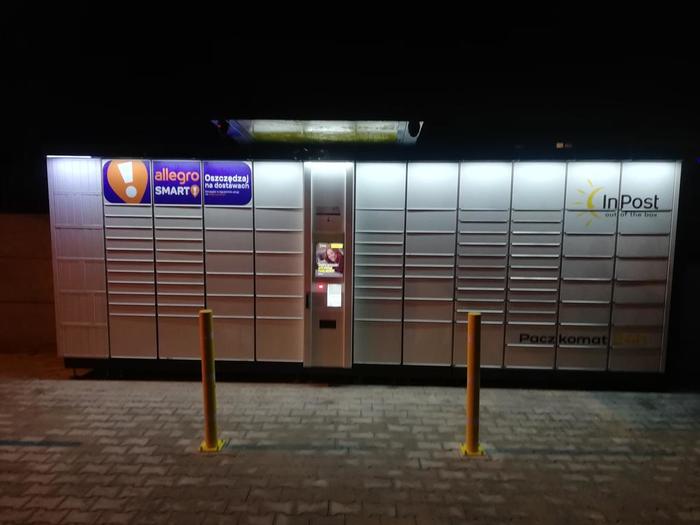 Paczkomat CZR02A Na parkingu obok Pepco