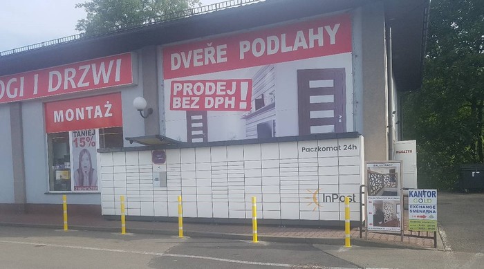 Parcel Locker CZS02N Na prawo od wejścia do Centrum Handlowego