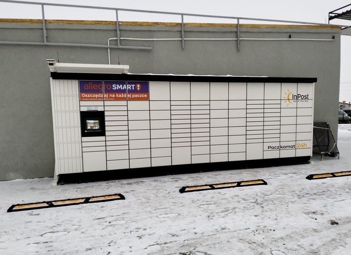 Paczkomat CZW02M przy Stacji MOL, w godzinach 22.00-6.00 dostęp pieszy