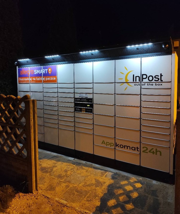 Parcel Locker CZWI01BAPP W ogrodzeniu sklepu
