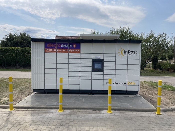 Paczkomat CZZE01M parking przed Urzędem
