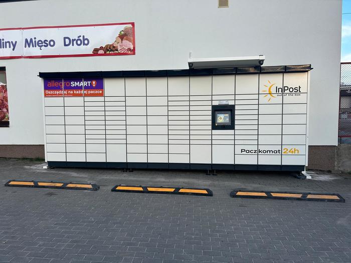 Поштомат DAL02M Przed sklepem po prawej stronie wzdłuż ściany budynku