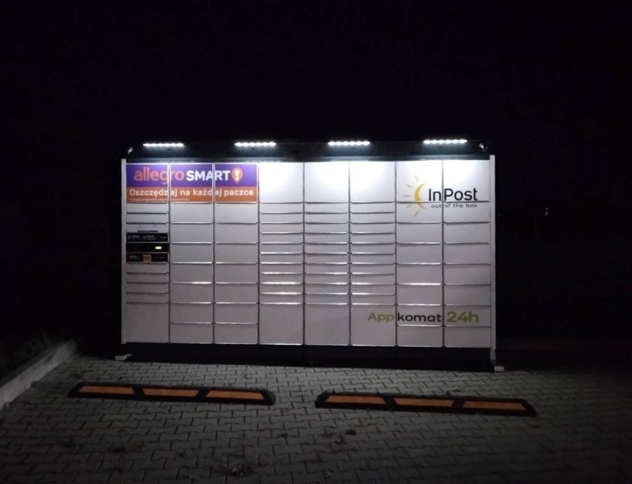 Paczkomat DAN01BAPP Na parkingu przed budynkiem