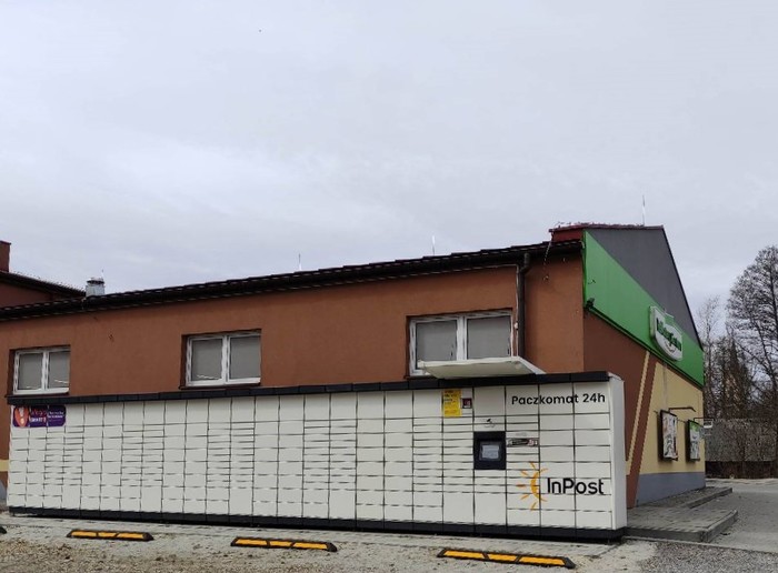 Paczkomat DAN01M parking za sklepem