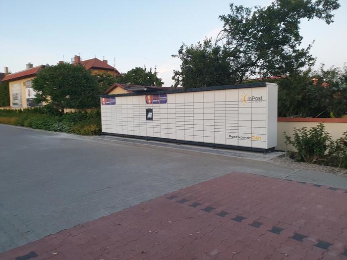 Paczkomat DAR03M Na parkingu marketu LIDL