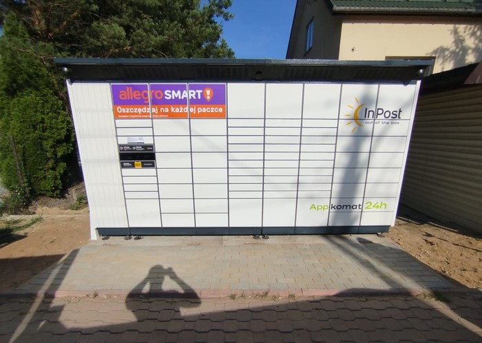 Paczkomat DAXR01BAPP przy sklepie spożywczym