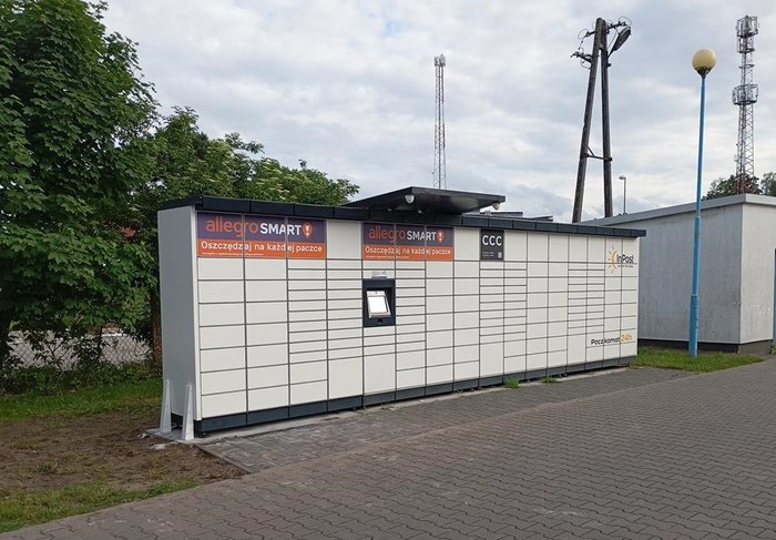 Paczkomat DBR02M na terenie stacji paliw przy parkingu