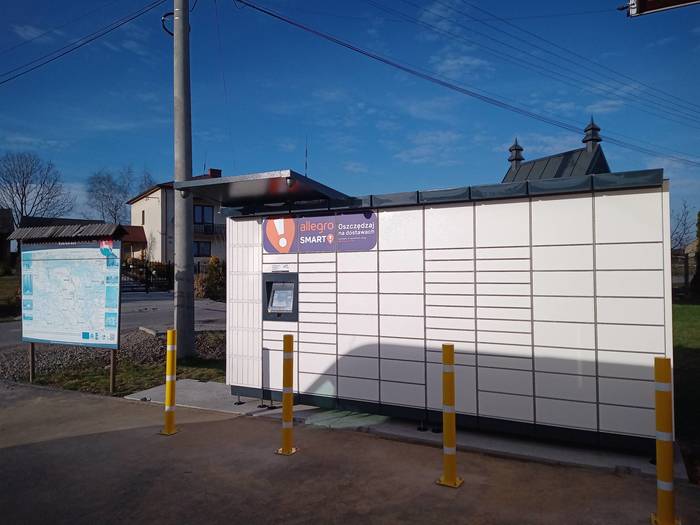 Paczkomat DCS01M Przy parkingu sklepu HITPOL