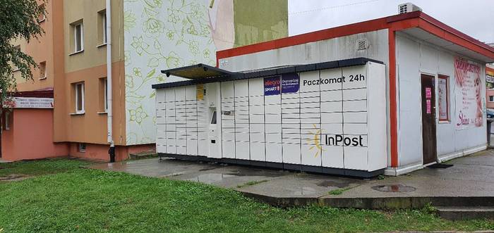 Paczkomat DEB01A Przy sklepie spożywczym w pawilonie przy bloku Fredry 27