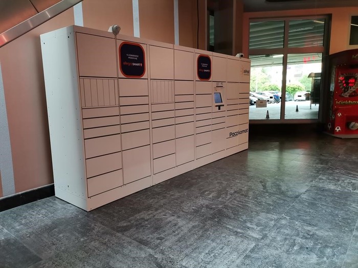 Paczkomat DEB01HO Wejście do pasażu od strony parkingu
