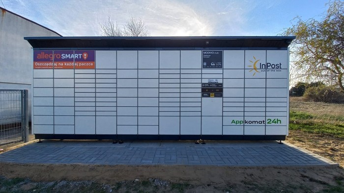 Paczkomat DEB02BAPP Przy wejściu do sklepu