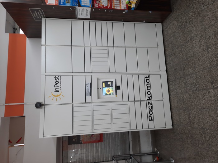 Paczkomat DEB02HP PACZKOMAT WEWNĄTRZ SKLEPU - PRZY WJESCIU PO LEWEJ STRONIE-