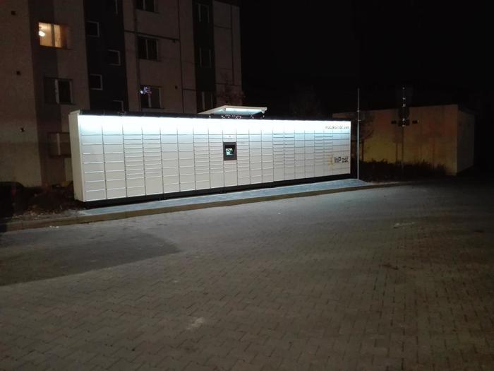 Paczkomat DEB02M Na parkingu sklepu Lidl