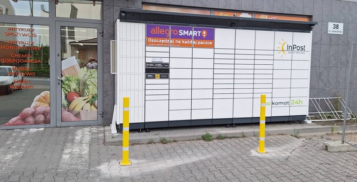 Paczkomat DEB03BAPP Przy frontowej ścianie sklepu