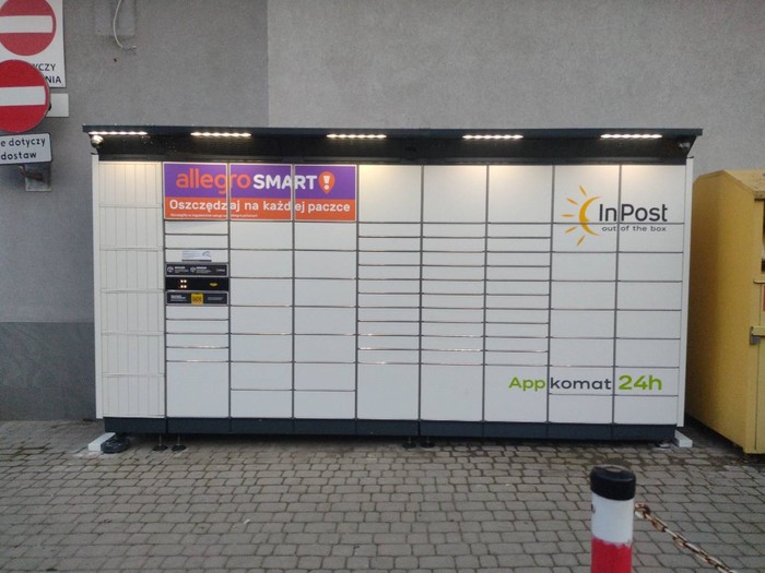 Paczkomat DEB04BAPP Naprzeciwko Dworca Autobusowego