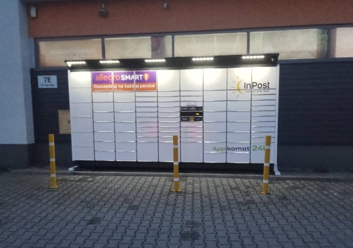 Paczkomat DEB05BAPP Na parkingu sklepu Jubilatka 35