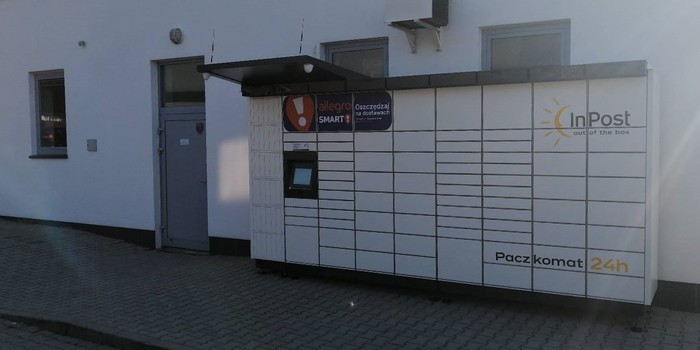 Paczkomat DEB07M Na przeciwko wejścia do Czarnego Sezamu / Tył Stacji