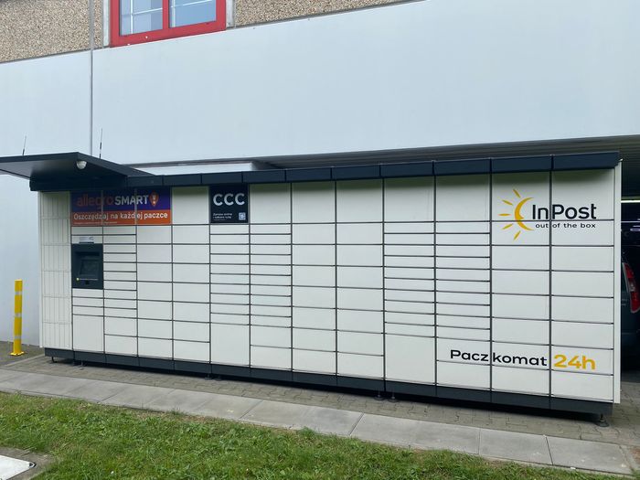 Paczkomat DEB09M Przy ulicy Rzeszowskiej pomiędzy Kaufland a BP przy ścianie