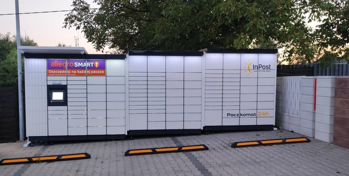 Parcel Locker DEBO01M Przy Parkingu Sklepu MRÓWKA