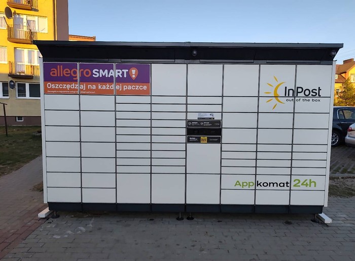 Paczkomat DEK01BAPP przy sklepie spożywczym