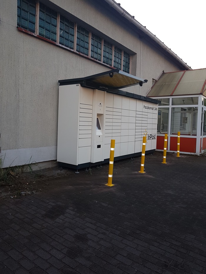Paczkomat DEN02A Przy budynku obok wejścia