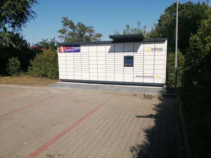 Paczkomat DEN02M Na parkingu myjni samoobsługowej