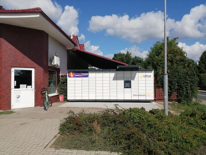 Paczkomat DEN03M Przy wejściu do sklepu spożywczego