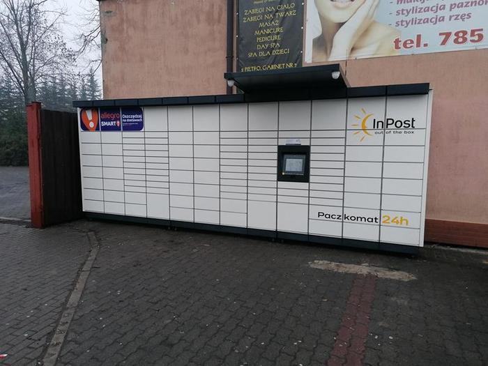 Paczkomat DEN04M Na parkingu sklepu Żabka