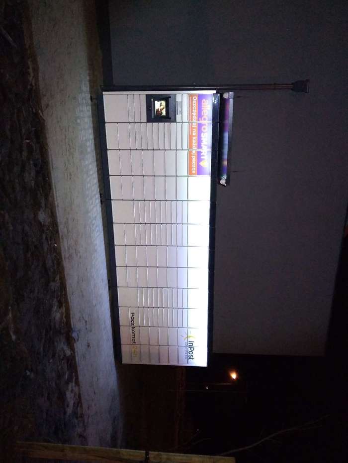 Paczkomat DEN05M Na parkingu Parku Handlowego