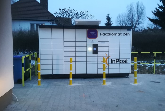 Paczkomat DES01N Na parkingu przy sklepie Biedronka