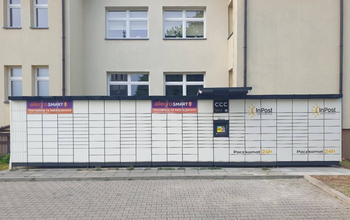 Paczkomat DEW01M na parkingu za Ośrodkiem Zdrowia