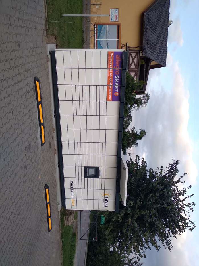 Paczkomat DEZ01M na parkingu