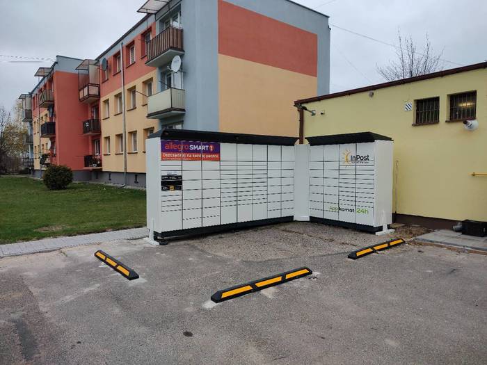 Paczkomat DEZ02BAPP Przy sklepie Livio
