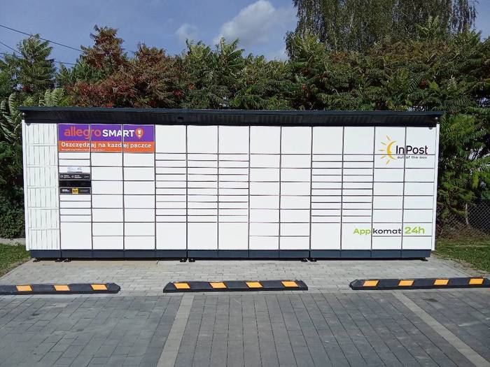 Paczkomat DGL01BAPP Na parkingu przed sklepem