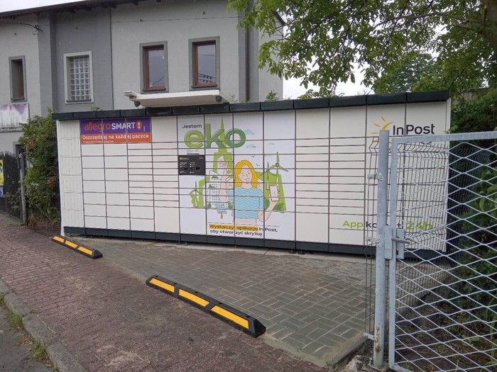 Paczkomat DGO01APP obok posesji