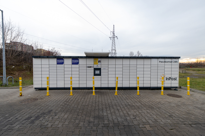 Paczkomat DGO03M Parking z tyłu marketu Lidl