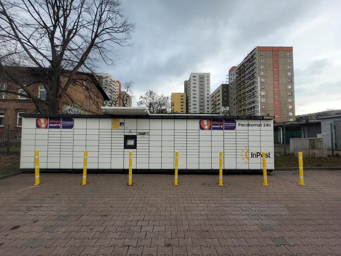 Paczkomat DGO04M Na parkingu przy Lidlu