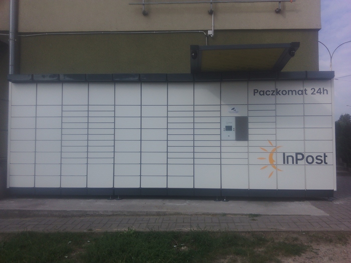 Parcel Locker DGO06N Przy markecie Merkury, koło PKO (na dole budynku)