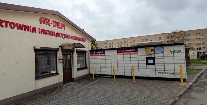 Paczkomat DGO08M Przed sklepem