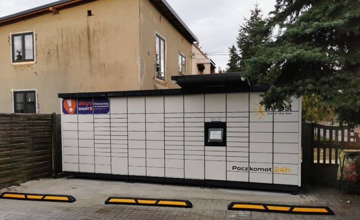 Paczkomat DGO09M obok sklepu