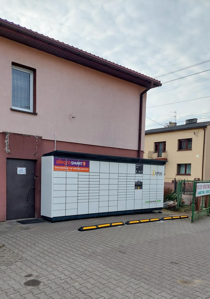 Поштомат DGO13BAPP przy wejściu do sklepu spożywczego