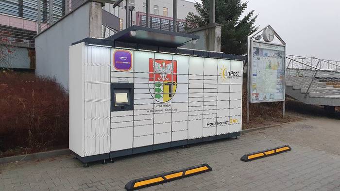 Поштомат DGO13M na parkingu urzędu