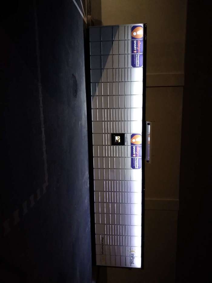 Parcel Locker DGO21M przy parkingu