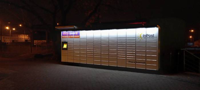 Поштомат DGO26M Przy schodach obok targowiska (na górze budynku)