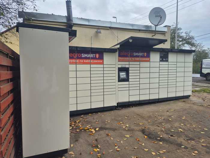 Paczkomat DHW01M przy budynku
