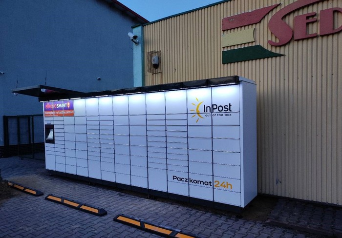 Paczkomat DIT01M Na parkingu przy markecie Sedal