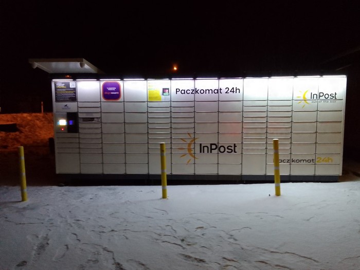 Paczkomat DKC01N Na parkingu przy sklepie Delikatesy Hitpol